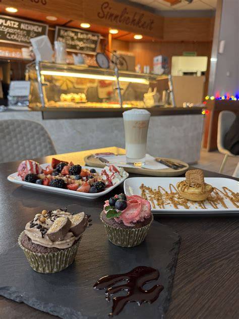 Auswahl an Plundergebäck, Cupcakes und Florentinern in der Theke