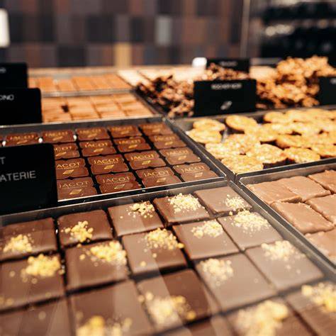 Auswahl an Pralinen und Tafeln mit ungewöhnlichen Zutaten