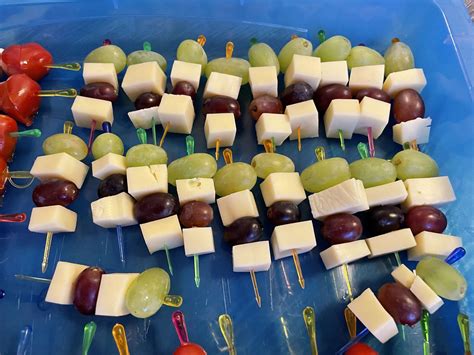 Auswahl an Schokoladensorten und Obst für Spieße