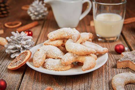Auswahl an Weihnachtskeksen: Vanillekipferl, Zimtsterne, Lebkuchen