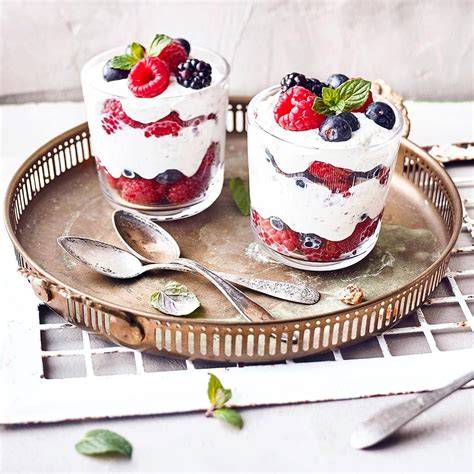 Auswahl an Zutaten für schnelle Desserts: Quark, Früchte, Nüsse und Soßen