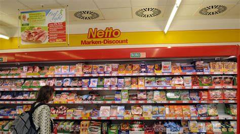 Auswahl an bekannten Keksmarken bei Netto im Regal