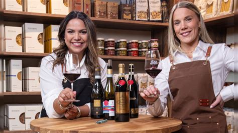 Auswahl an italienischen Delikatessen und Weinen im Trüffel Feinkostladen