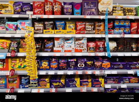 Auswahl an kalorienarmen Snacks und Schokolade im Supermarkt