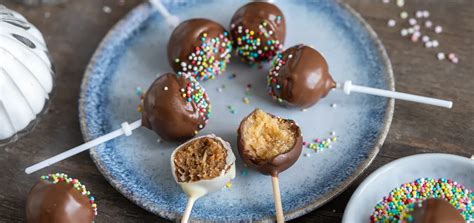 Auswahl an kleinen Kuchen, Tartelettes und Cake Pops