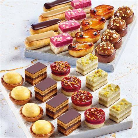 Auswahl an verschiedenen Petit Fours - bunt dekoriert und fein verziert
