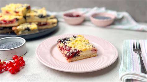 Auswahl einfacher Kuchenklassiker auf einer Kaffeetafel