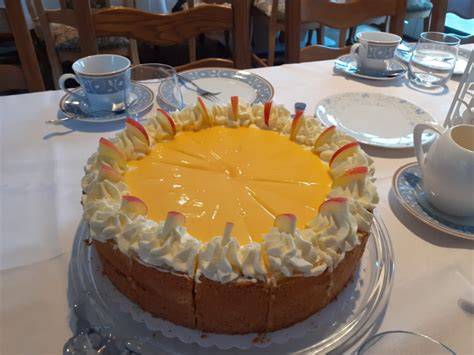 Auswahl handgefertigter Torten und Desserts