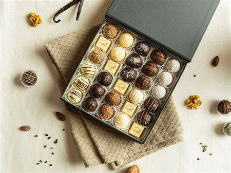 Auswahl internationaler Schokoladenboxen mit Pralinen und Tafeln aus verschiedenen Herkunftsländern