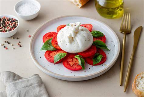 Auswahl italienischer Käsesorten Mascarpone, Ricotta, Burrata und Mozzarella