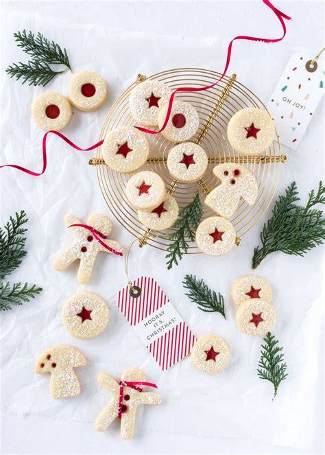 Auswahl klassischer Marmeladenplätzchen (Spitzbuben, Engelsaugen, Terrassenplätzchen)