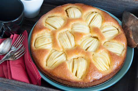Auswahl klassischer deutscher Kuchen: Apfelkuchen, Donauwelle, Käsekuchen