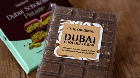 Auswahl und Verpackung verschiedener Dubai-Schokoladen