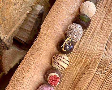 Auswahl veganer Pralinen auf einem Holzbrett