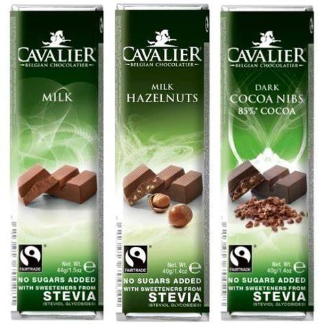 Auswahl verschiedener Cavalier Stevia Schokoladenprodukte und Geschenkboxen