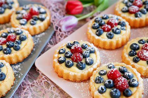 Auswahl verschiedener Desserts mit Biskuit und Pudding, dekoriert mit Beeren und Nüssen