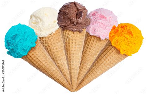 Auswahl verschiedener Eissorten im Becher und in der Waffel