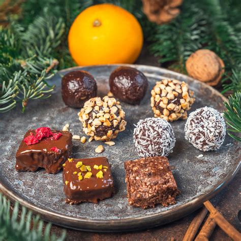 Auswahl verschiedener Pralinen: Trüffel, Keks-Kugeln, Eiskonfekt