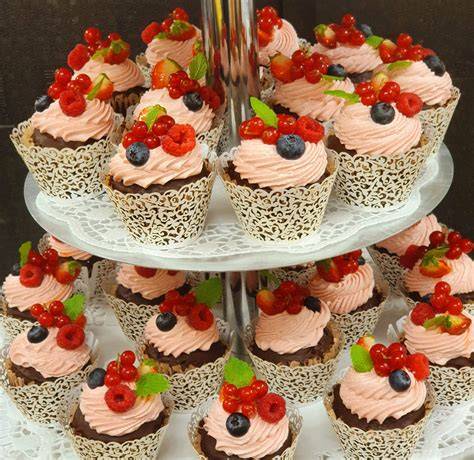 Auswahl verschiedener Torten, Cupcakes und Törtchen