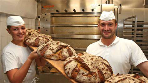 Auszubildende beim Backen in der Bäckerei Süpke