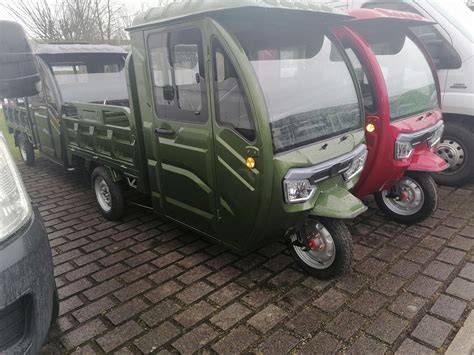 Auto mit Guetzli-Rädern und Smartie-Scheinwerfern