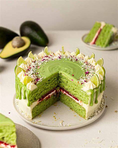 Avocado Cake als vegane Geburtstagstorte mit Deko