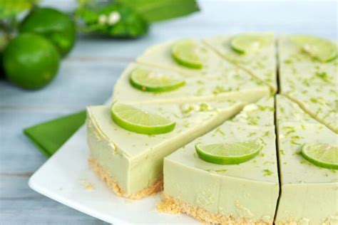Avocado Kuchen ohne Backen - angeschnitten mit grüner Creme