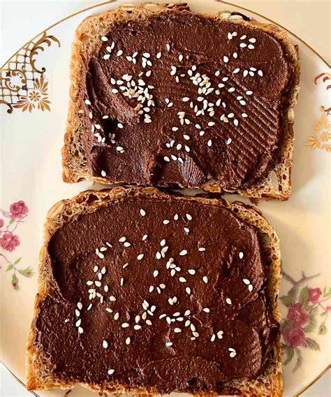 Avocado Schoko Brotaufstrich in Glas mit Brot