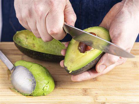 Avocado halbieren und Fruchtfleisch