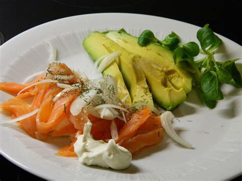 Avocado mit Räucherlachs und Kräutern