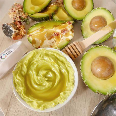 Avocado und Joghurt als feuchtigkeitsspendende Gesichtsmaske ohne Honig