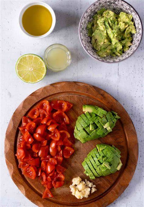 Avocado und Zutaten auf einem Holzbrett