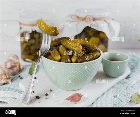 Avocado-Honig-Dressing im Glas auf Holztisch