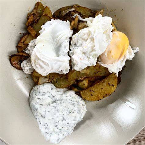 Avocado-Waffel auf einem Kuchengitter mit Quarkdip und Koriander