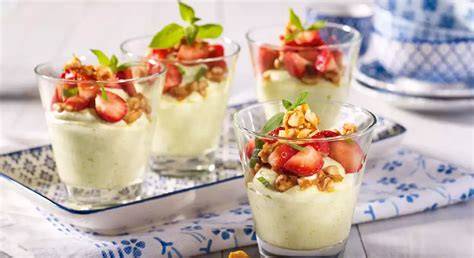 Avocado-Zitronen-Mousse mit Erdbeeren