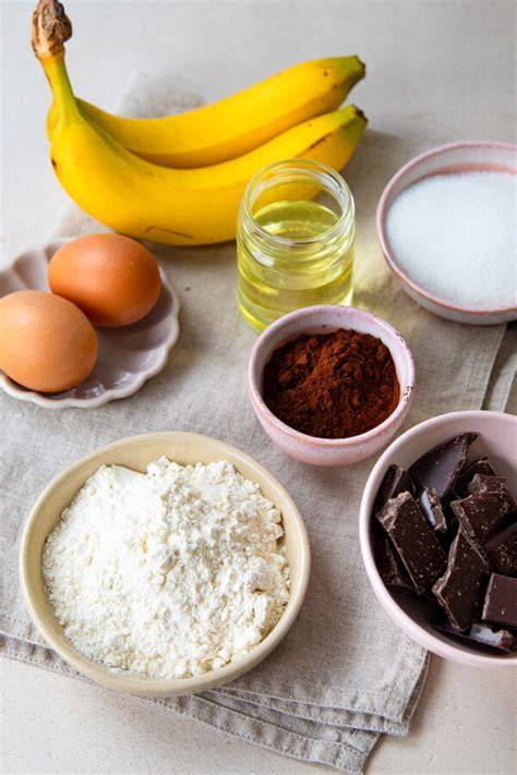 Avocados und Bananen auf Holzbrett, Zutaten für Schokocreme