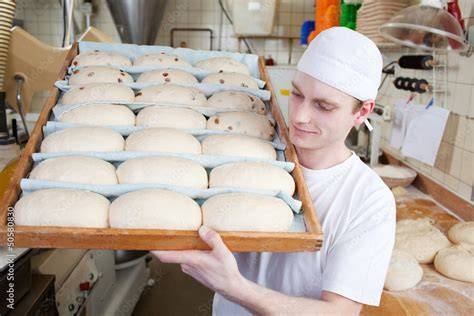 Bäcker bei der Arbeit in der Backstube