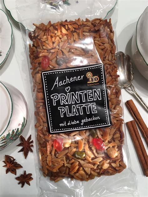 Bäcker bei der Herstellung von Aachener Printen, traditionelle Techniken und moderne Methoden