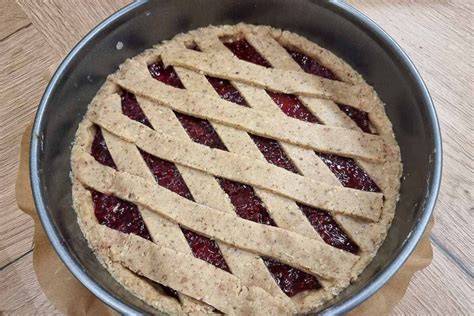Bäcker zeigt das typische Teiggitter einer Linzer Torte bei einem Workshop