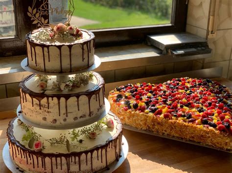 Bäckerei, große Hochzeitstorten, Auswahl verschiedener Torten auf einem Tisch