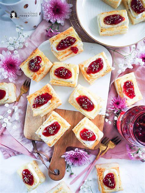 Bäckerei mit Blätterteig, Birnen und Preiselbeeren