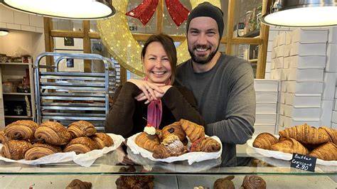 Bäckerei mit Croissants und Kaffee