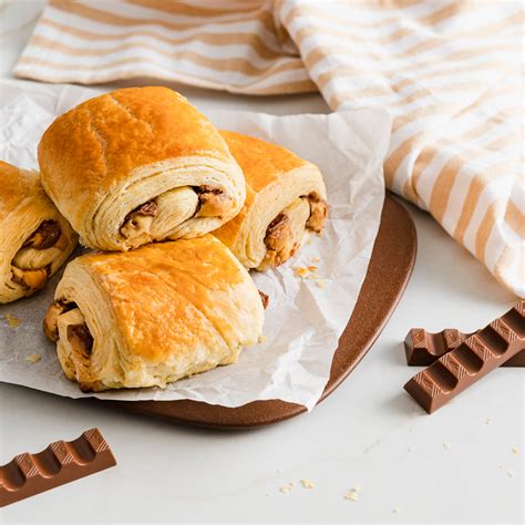 Bäckerei-Auslage mit Pain au Chocolat und Croissants