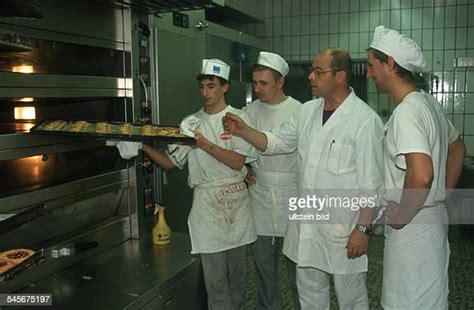 Bäckerlehrlinge bei der Tortenherstellung, Teamarbeit in der Backstube