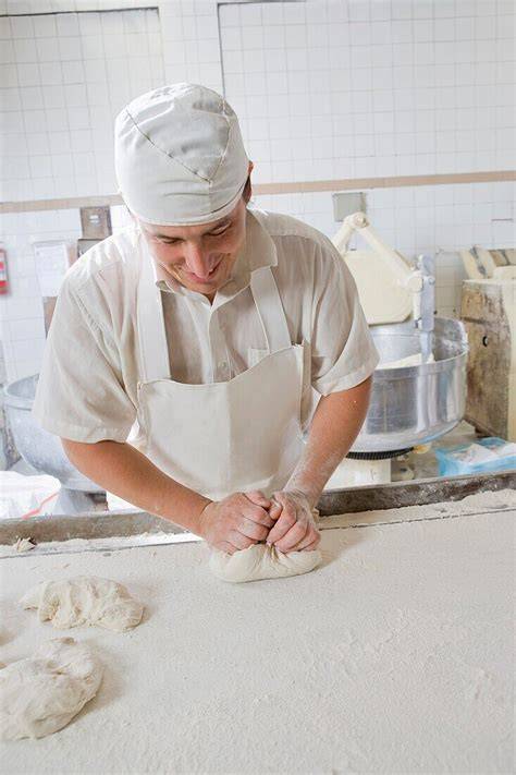 Bäckermeister knetet Teig traditionell in Sindelfingen