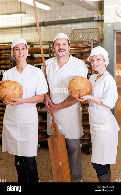 Bäckermeister mit frisch gebackenem Brot