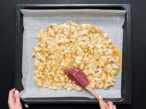 Böden dünn auf Backpapier verstreichen und goldbraun backen