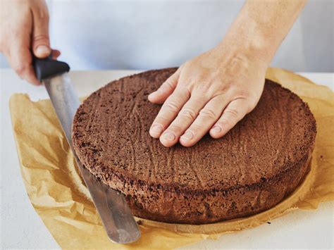 Böden schneiden und die Torte mit Creme füllen