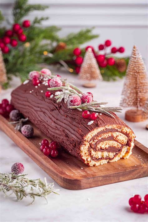 Bûche de Noël als festlicher Mittelpunkt der Weihnachtstafel