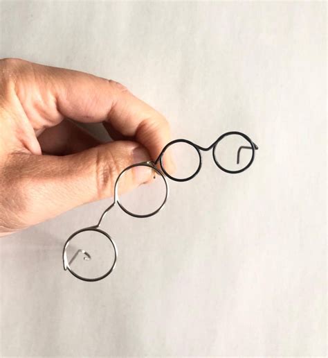 Bücherwurm Schritt-für-Schritt: Draht, Kugeln, Brille